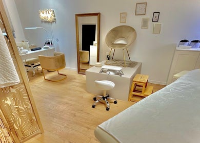 Intérieur élégant de Beauty by K à Décines-charpieu, Auvergne-rhône-alpes, FR, avec chaise en velours.
