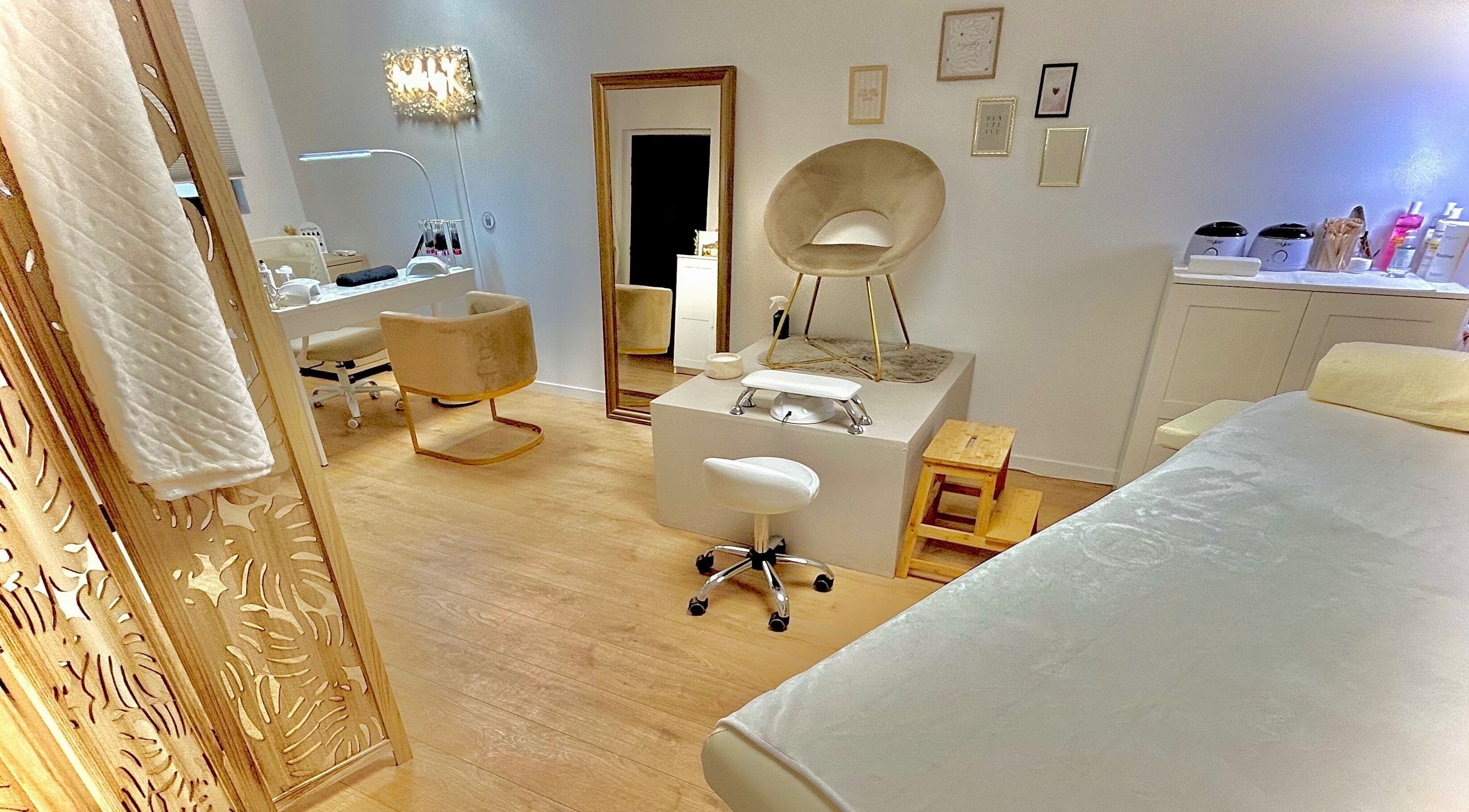 Intérieur élégant de Beauty by K à Décines-charpieu, Auvergne-rhône-alpes, FR, avec chaise en velours.