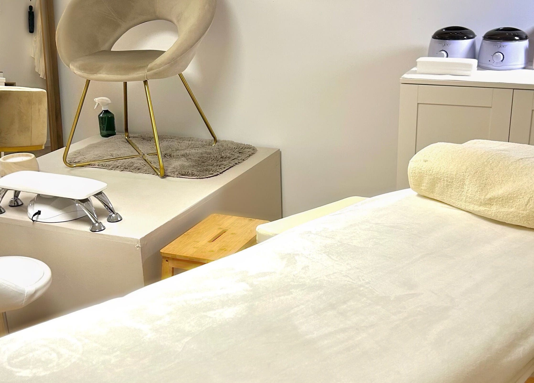 Salle de soin élégante à Beauty by K, Décines-charpieu, Auvergne-rhône-alpes, FR pour détente optimale.