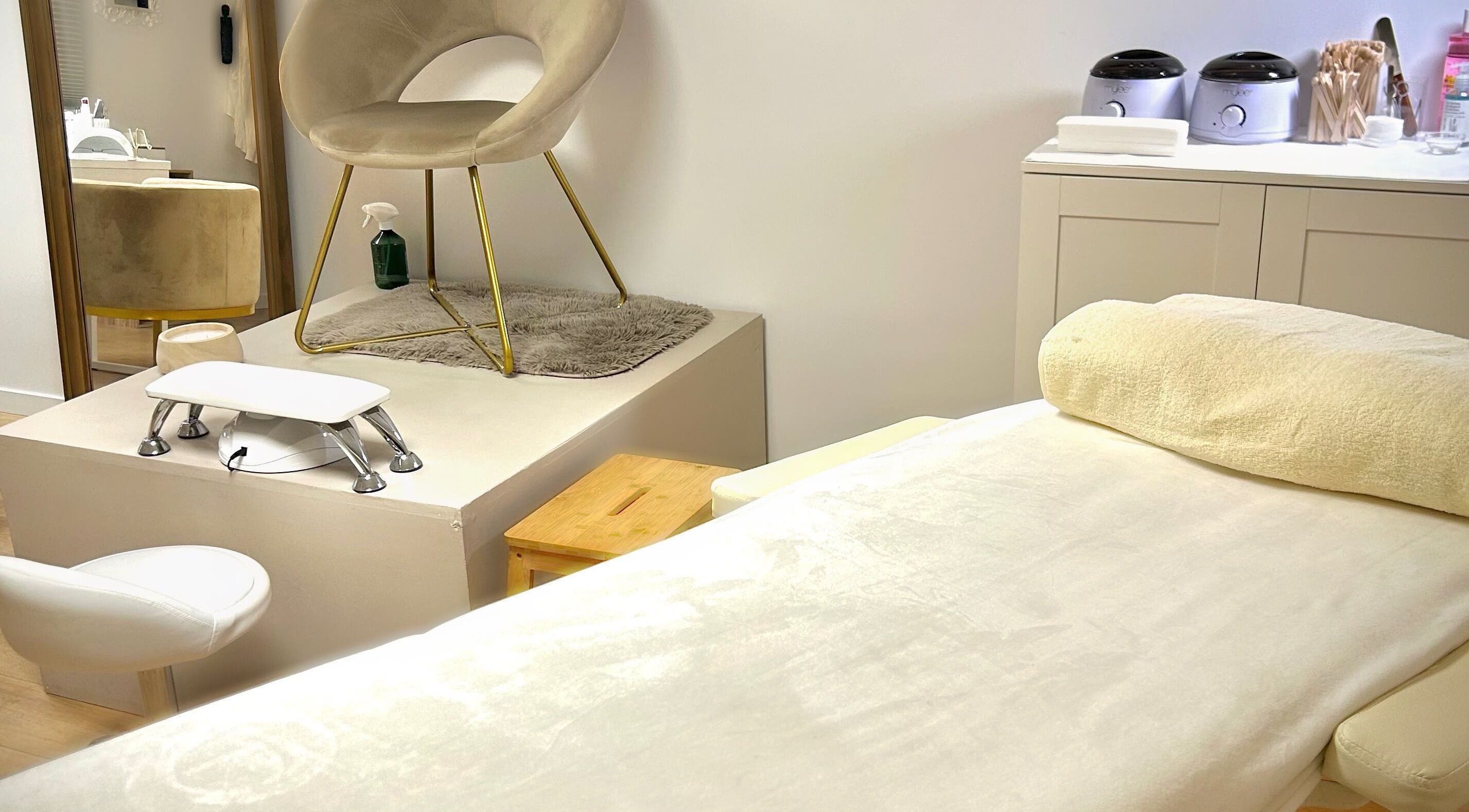 Salle de soin élégante à Beauty by K, Décines-charpieu, Auvergne-rhône-alpes, FR pour détente optimale.