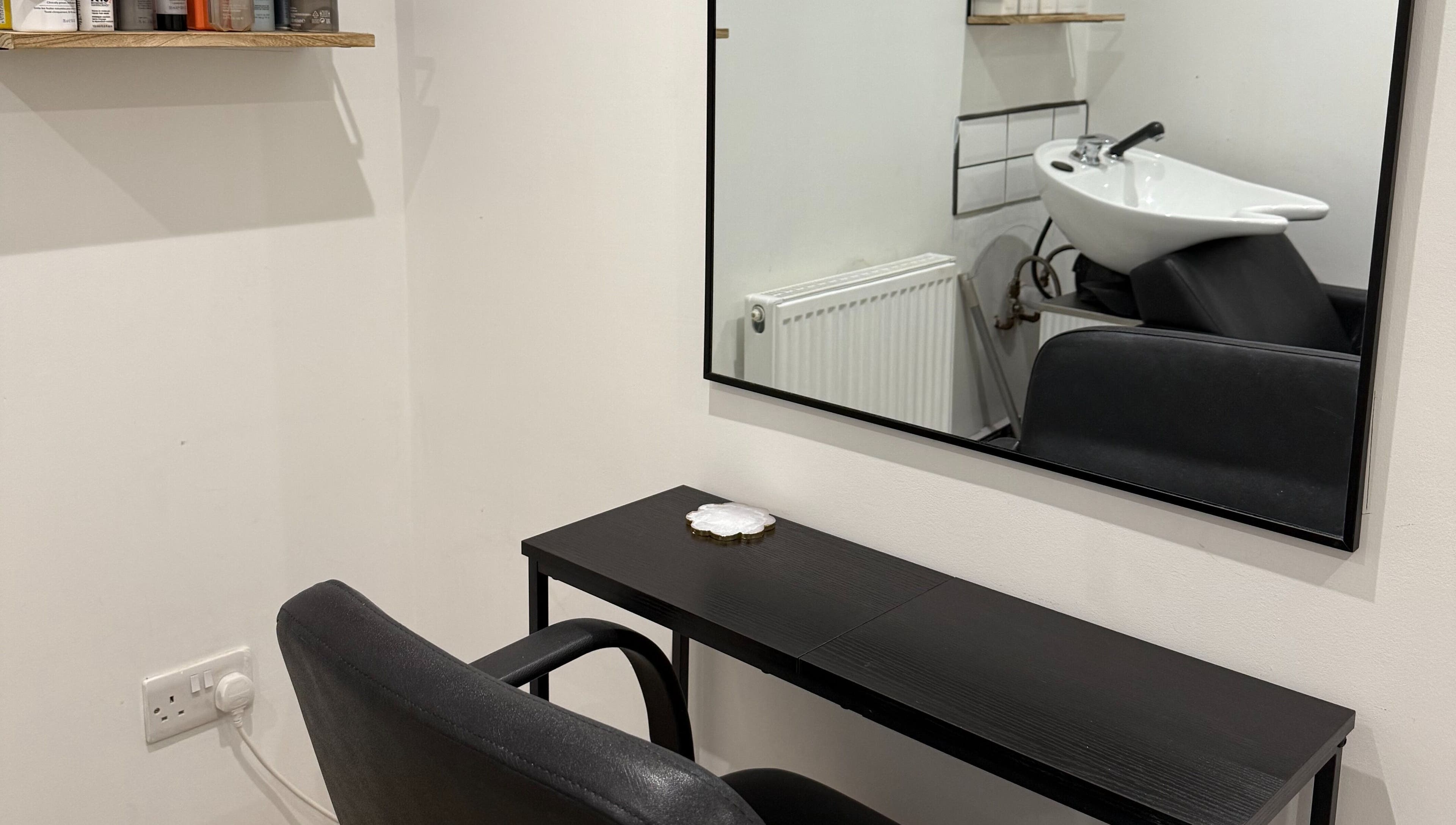 Stylish salon mirror and chair at Hair by Tyarna, Klinik in Balsall Common, England, GB.