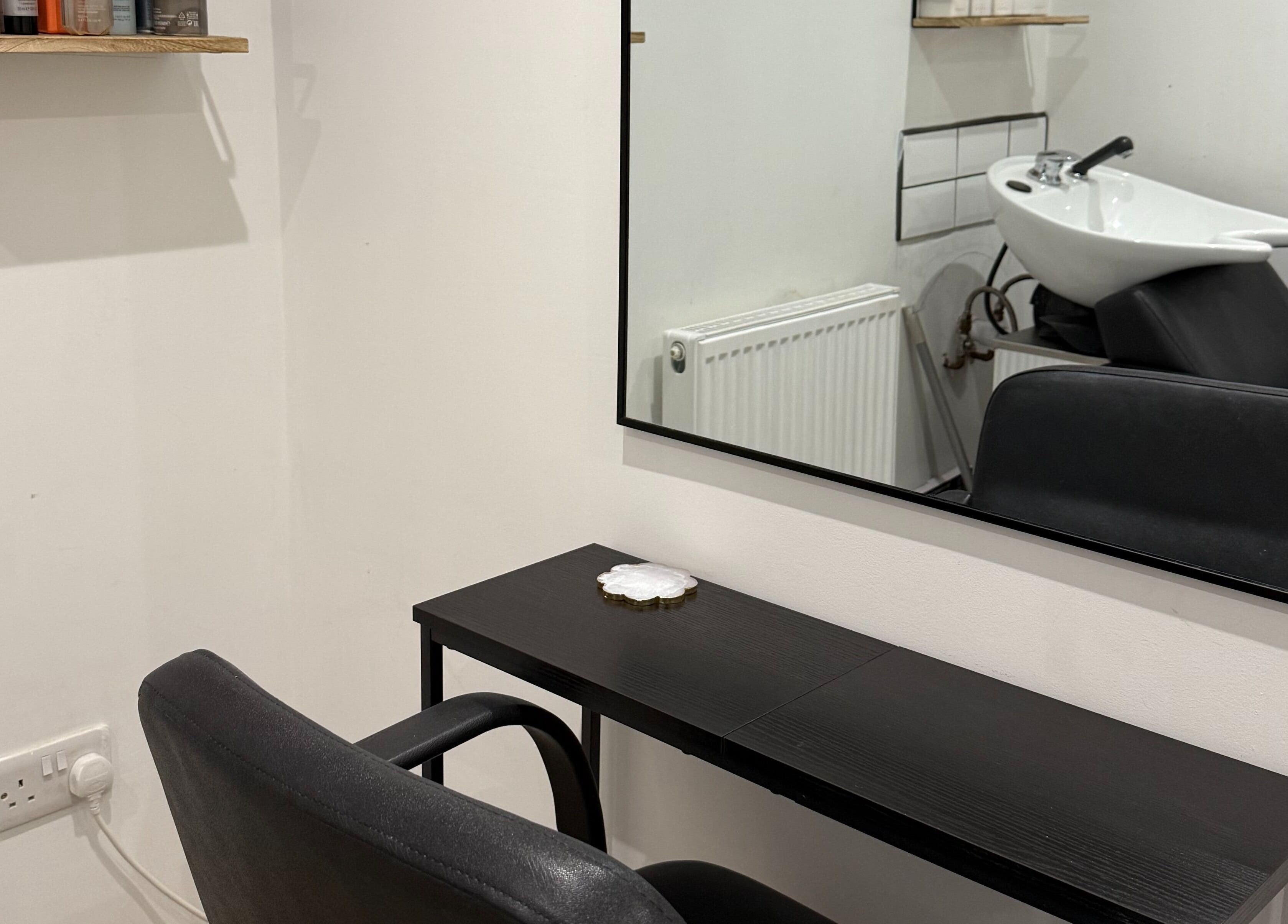 Stylish salon mirror and chair at Hair by Tyarna, Klinik in Balsall Common, England, GB.