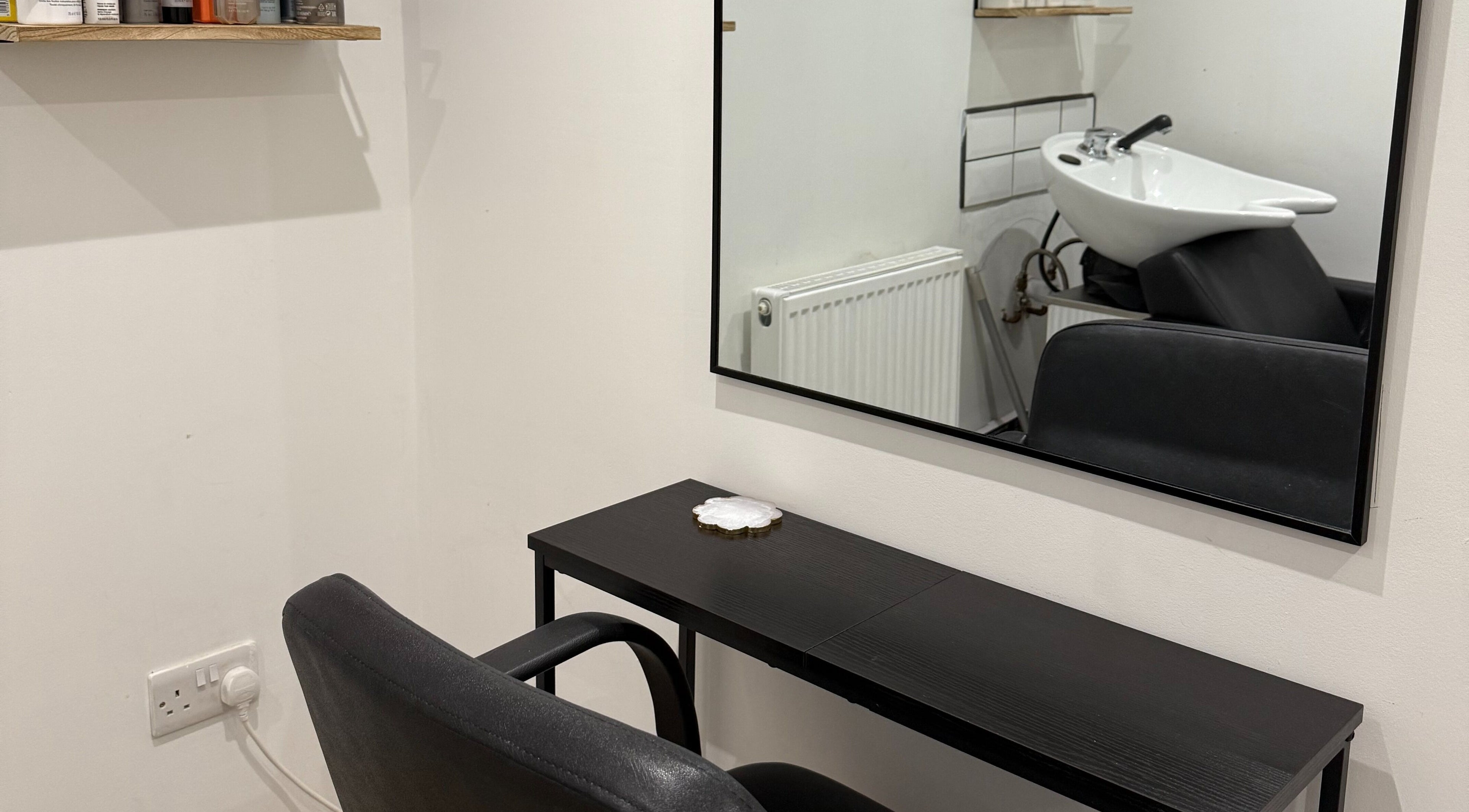 Stylish salon mirror and chair at Hair by Tyarna, Klinik in Balsall Common, England, GB.