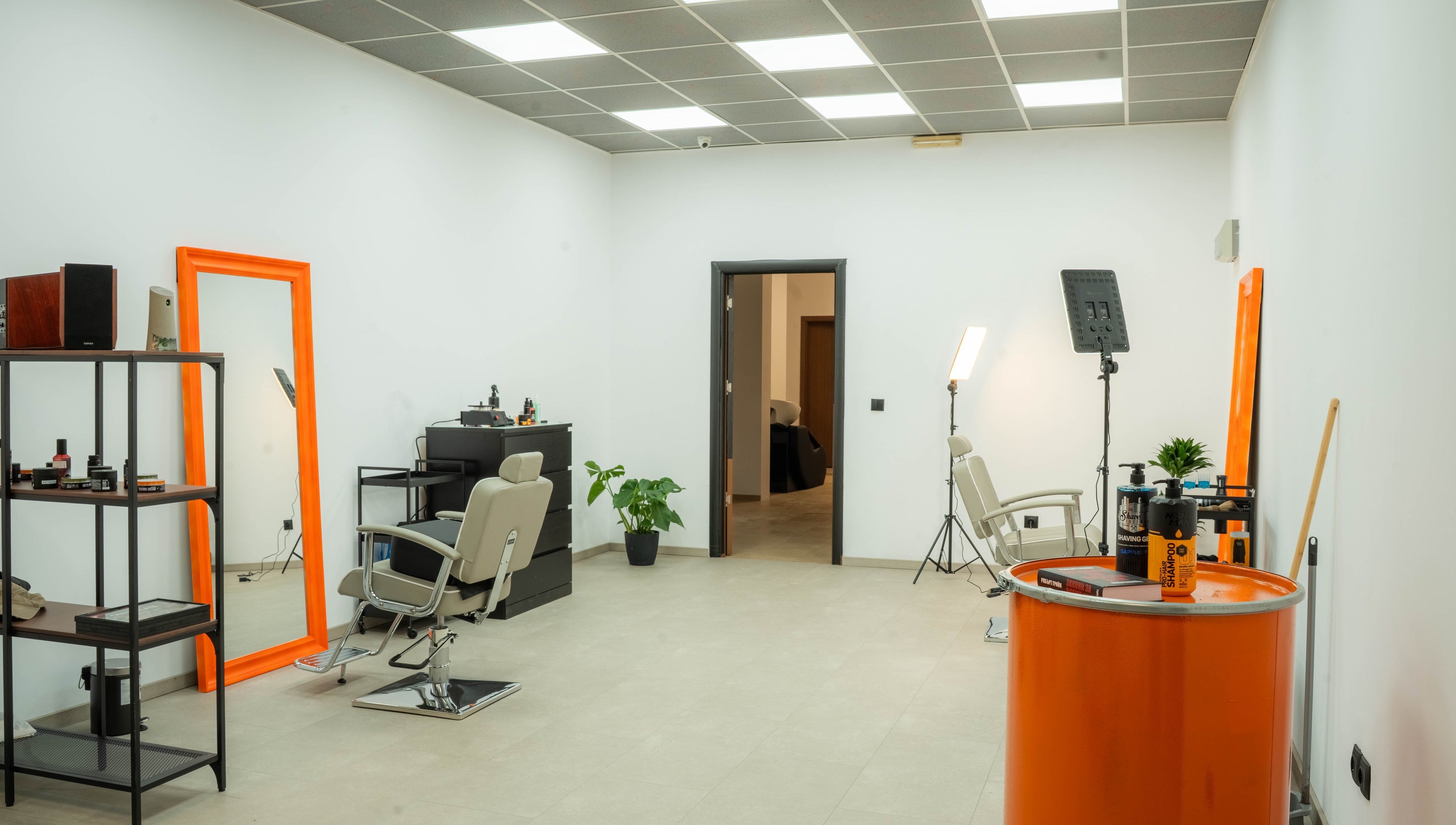 Интериор на Studio Flame в София, Софийска област, BG, с кресла и модерно обзавеждане.