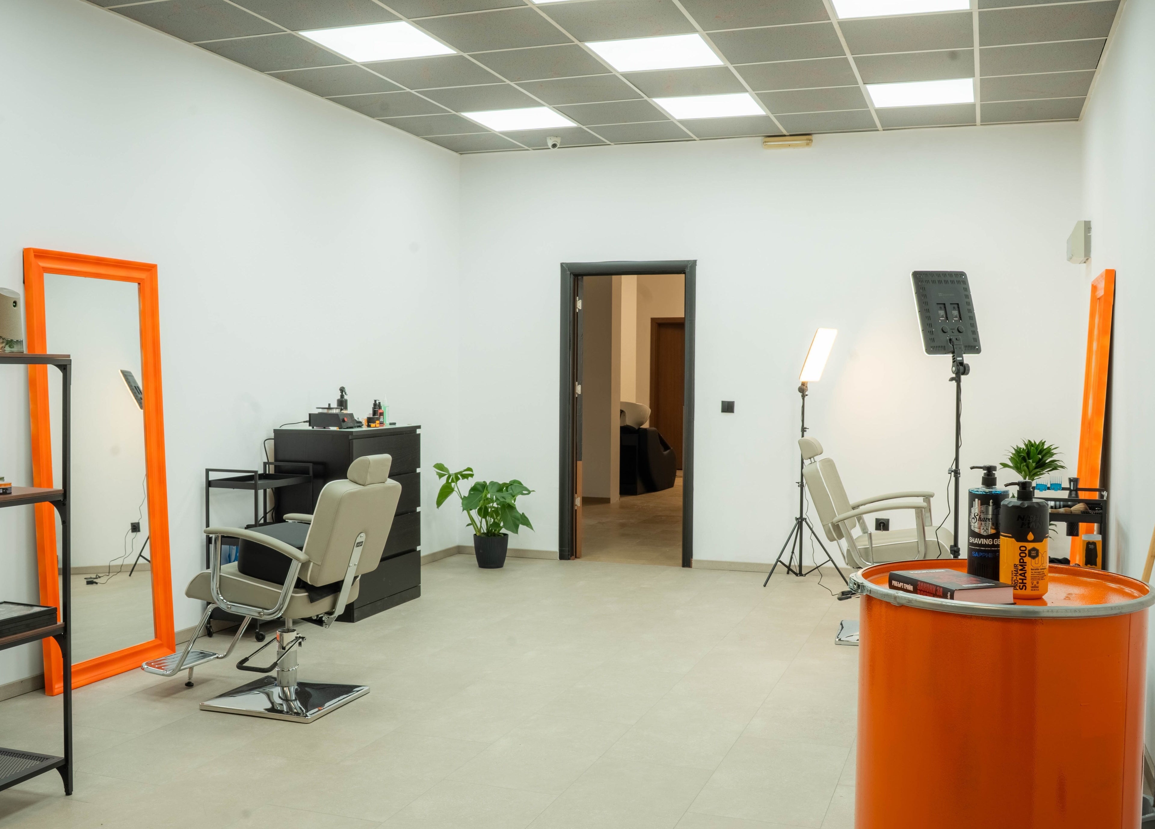 Интериор на Studio Flame в София, Софийска област, BG, с кресла и модерно обзавеждане.