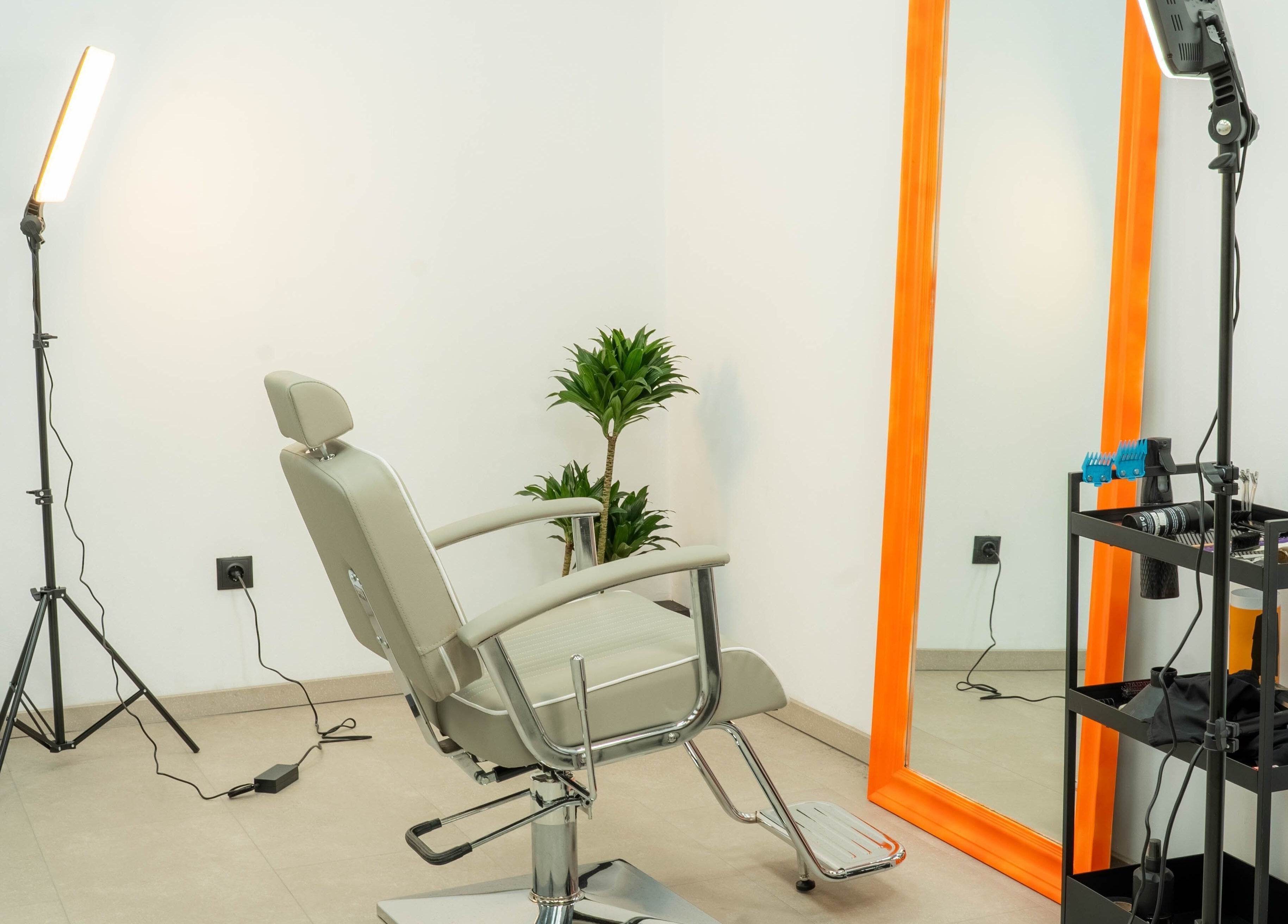 Салон за красота в Studio Flame, София, Софийска област, BG с модерно оборудване и комфортен стол.