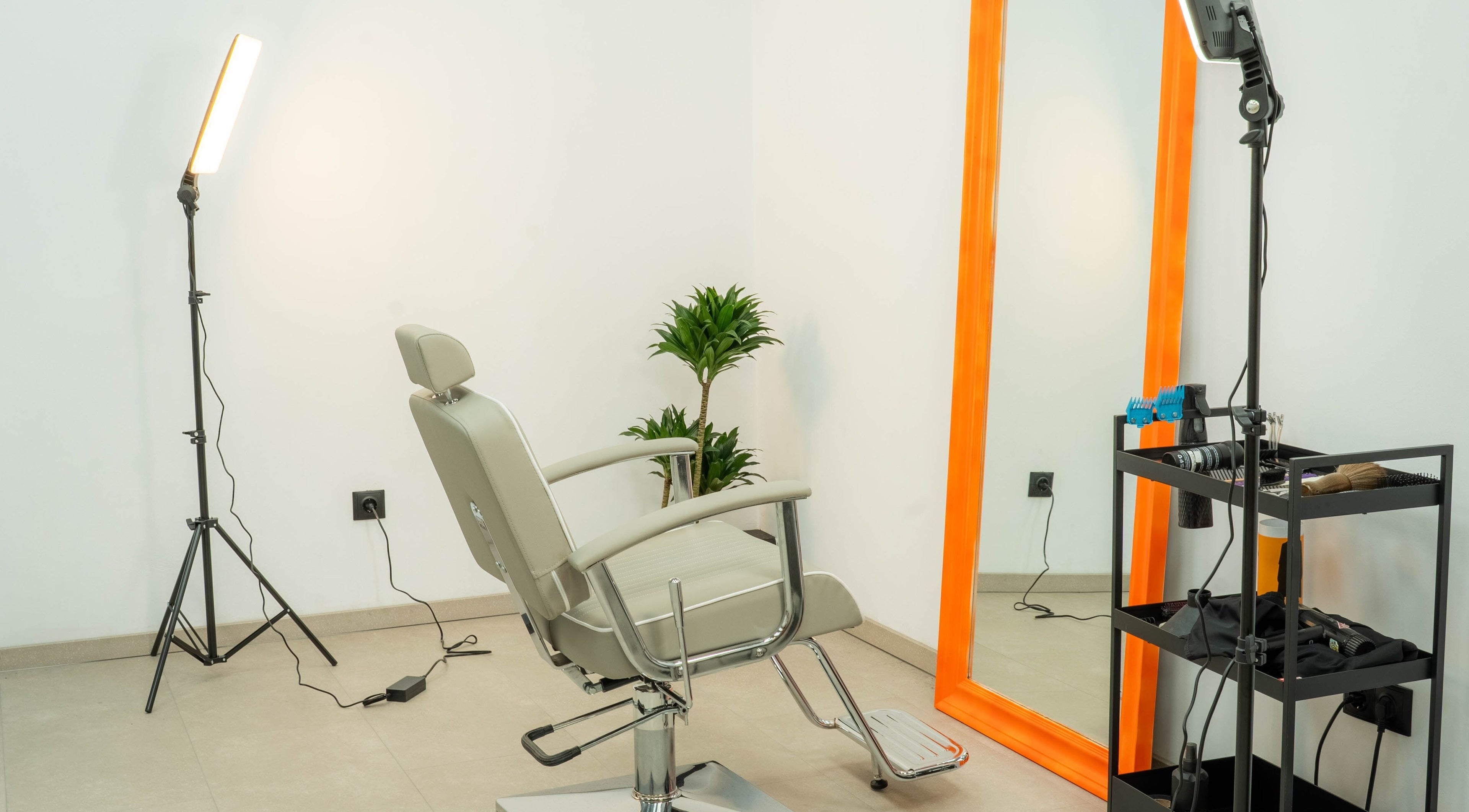 Салон за красота в Studio Flame, София, Софийска област, BG с модерно оборудване и комфортен стол.