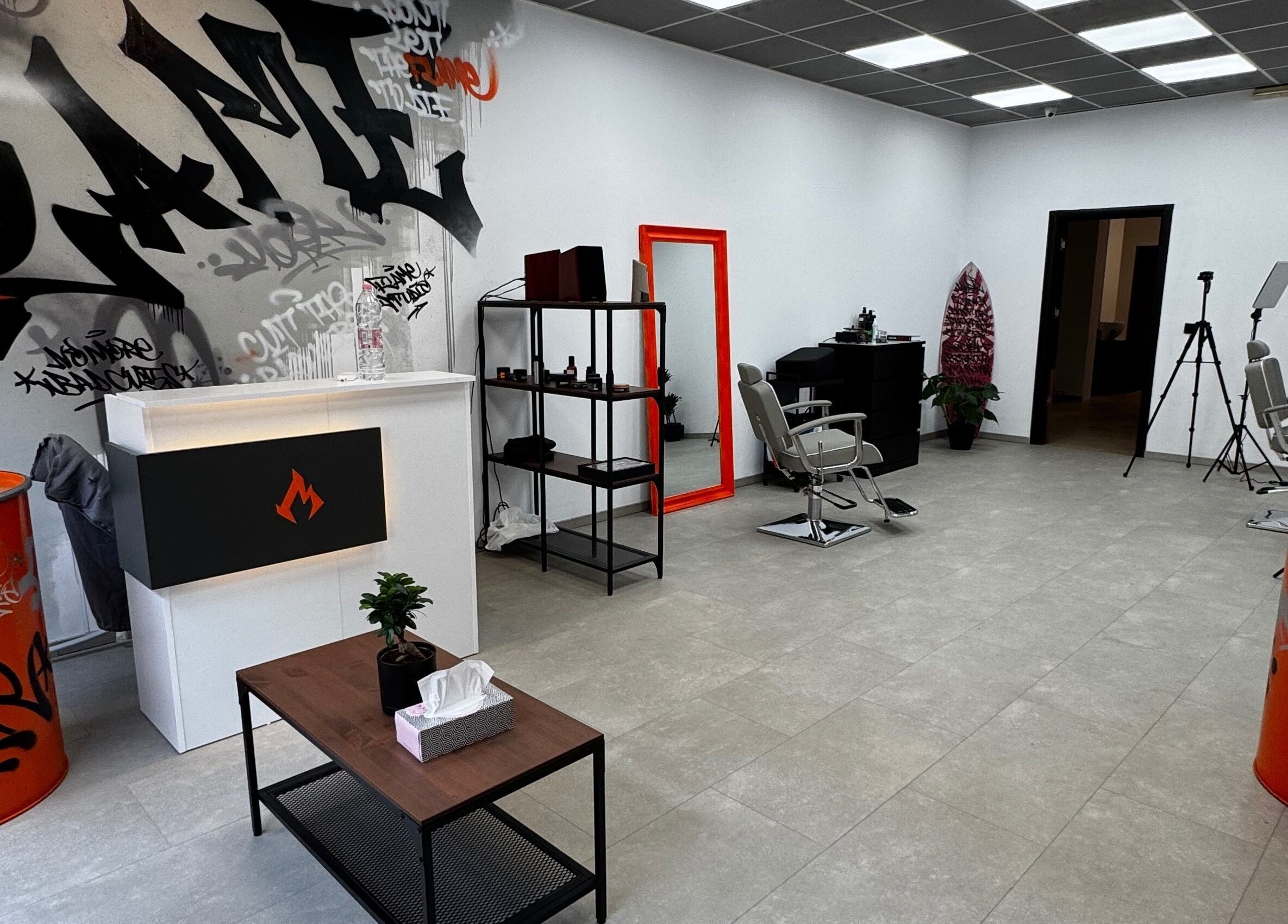 Интериор на Studio Flame с модерно обзавеждане на ул. София, Софийска област, BG.