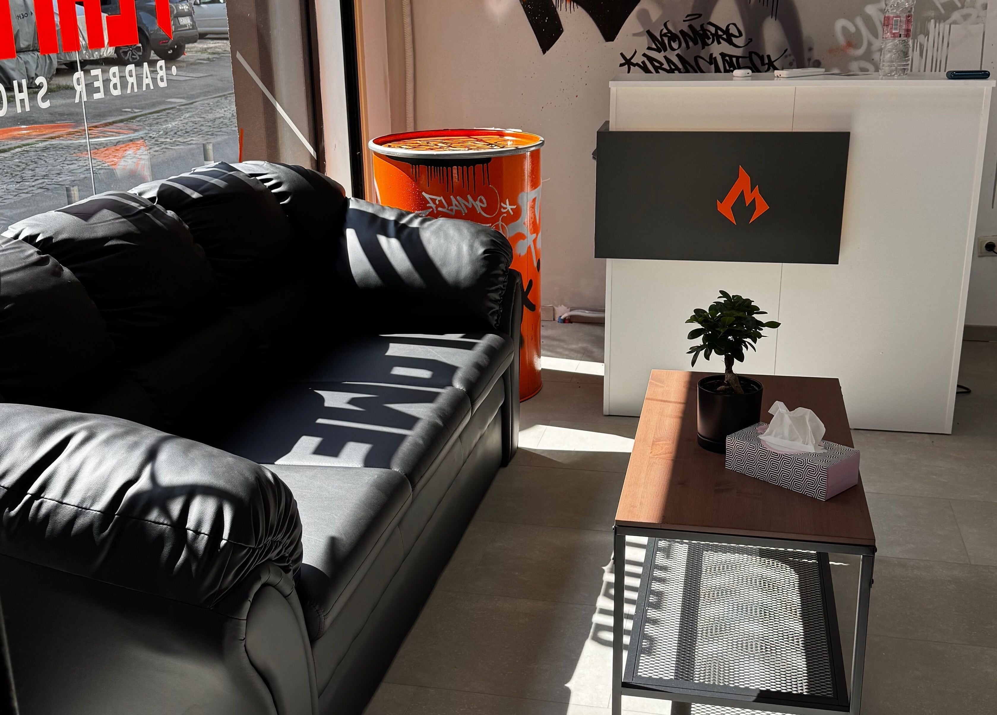 Интериор на Studio Flame в София, Софийска област, BG с модерно обзавеждане и черен диван.