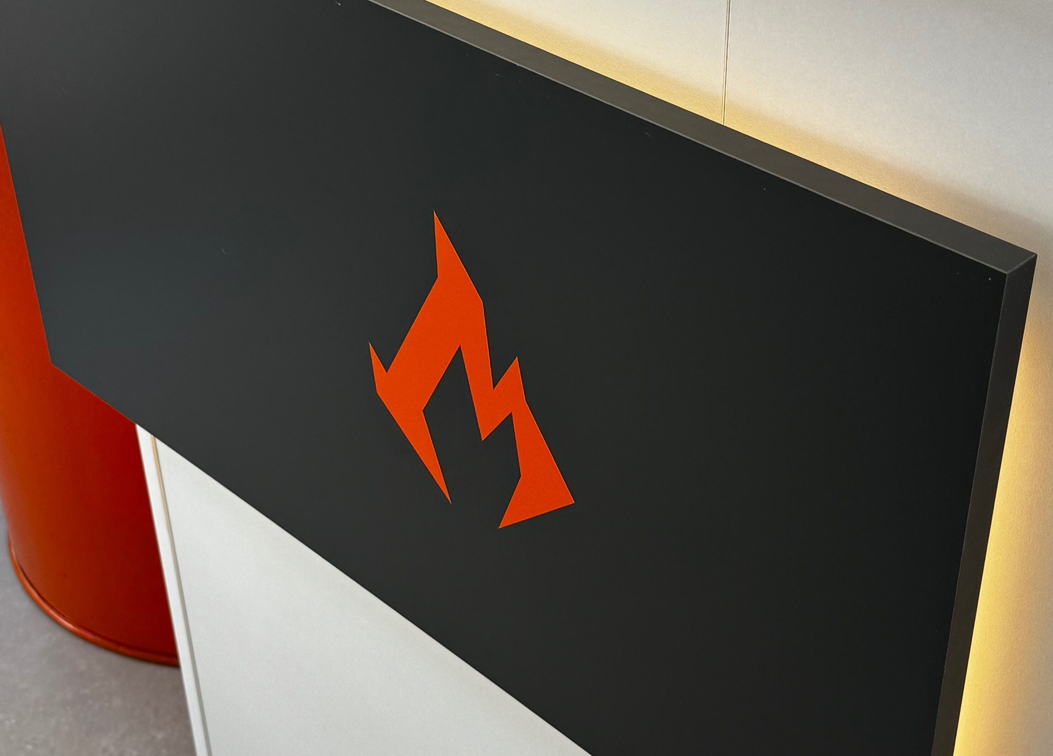 Лого на Studio Flame в София, Софийска област, BG, с оранжев знак върху черен фон.