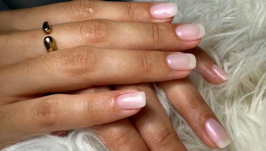 Unhas elegantes em tom pastel na Rafaella Manicure e Podologia, Brandoa, Lisboa, PT.