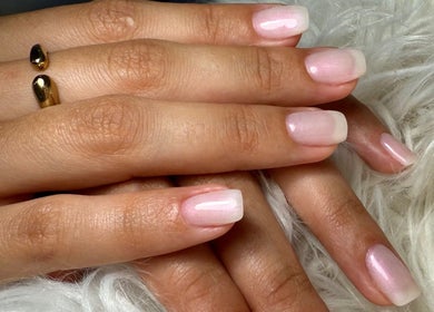 Unhas elegantes em tom pastel na Rafaella Manicure e Podologia, Brandoa, Lisboa, PT.