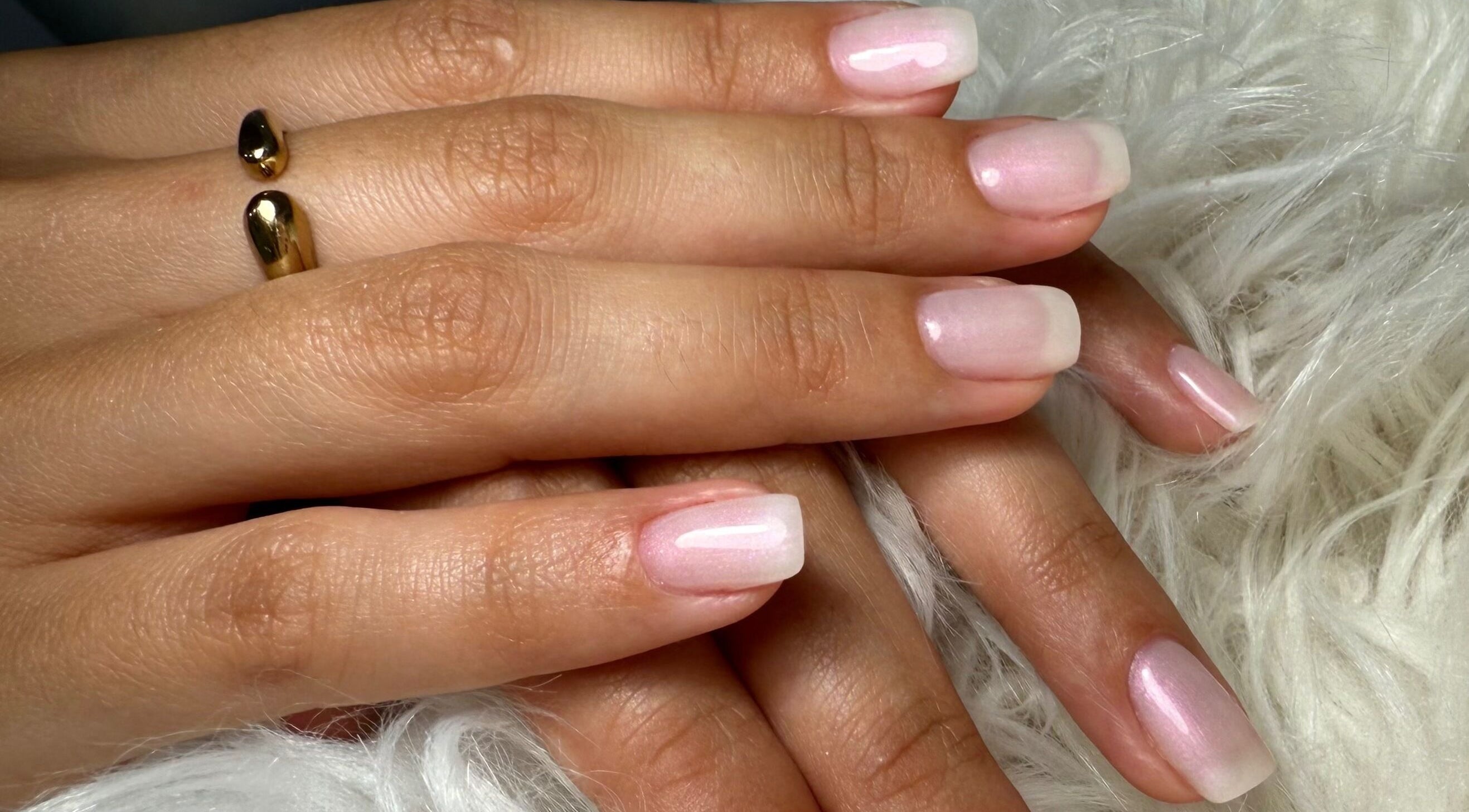 Unhas elegantes em tom pastel na Rafaella Manicure e Podologia, Brandoa, Lisboa, PT.