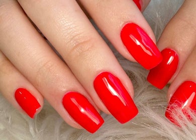Unhas vermelhas impecáveis na Rafaella Manicure e Podologia em Brandoa, Lisboa, PT.