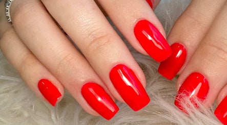 Unhas vermelhas impecáveis na Rafaella Manicure e Podologia em Brandoa, Lisboa, PT.