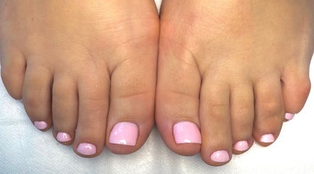 Unhas dos pés com esmalte rosa claro em Rafaella Manicure e Podologia, Brandoa, Lisboa, PT.