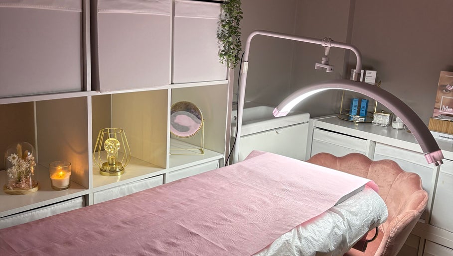 Sala de tratamiento en Cocoa Beauty, Madrid, Comunidad De Madrid, ES con decoración elegante y luz cálida.