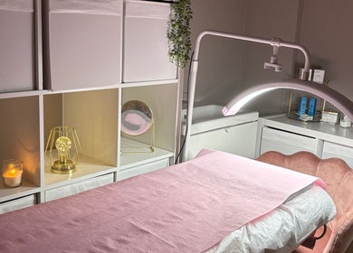 Sala de tratamiento en Cocoa Beauty, Madrid, Comunidad De Madrid, ES con decoración elegante y luz cálida.