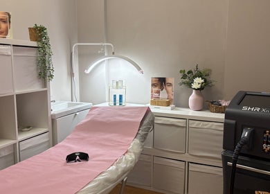 Sala de tratamientos en Cocoa Beauty, Madrid, Comunidad De Madrid, ES, equipada con tecnología moderna.