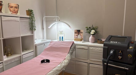 Sala de tratamientos en Cocoa Beauty, Madrid, Comunidad De Madrid, ES, equipada con tecnología moderna.