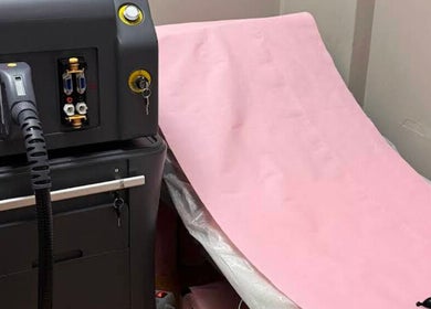 Sala de tratamiento con máquina láser en Cocoa Beauty, Madrid, Comunidad De Madrid, ES.