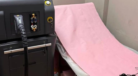 Sala de tratamiento con máquina láser en Cocoa Beauty, Madrid, Comunidad De Madrid, ES.