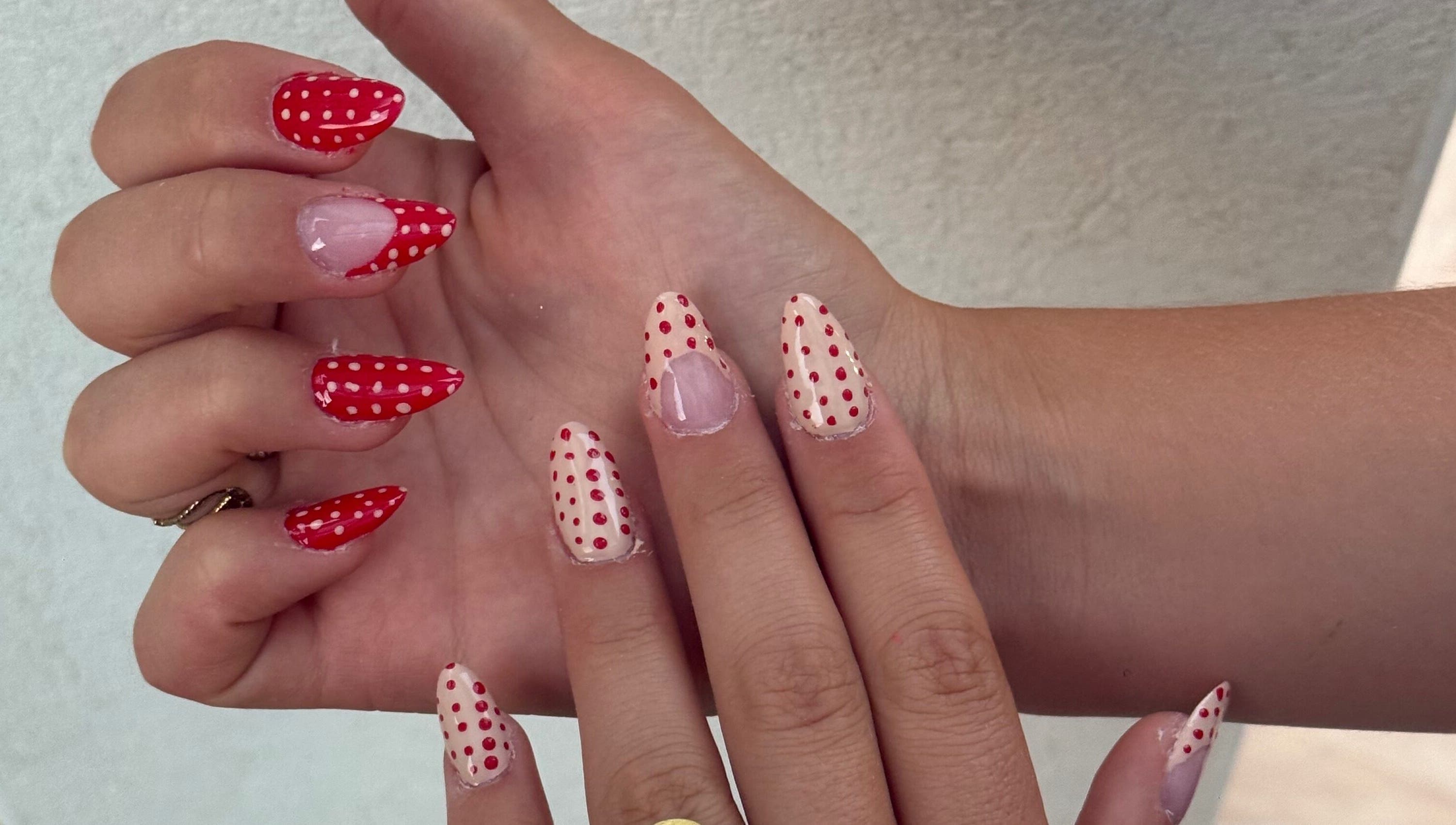 Nail art élégant à pois rouges de Sunails à Port-saint-louis-du-rhône, Provence-alpes-côte D'azur, FR.
