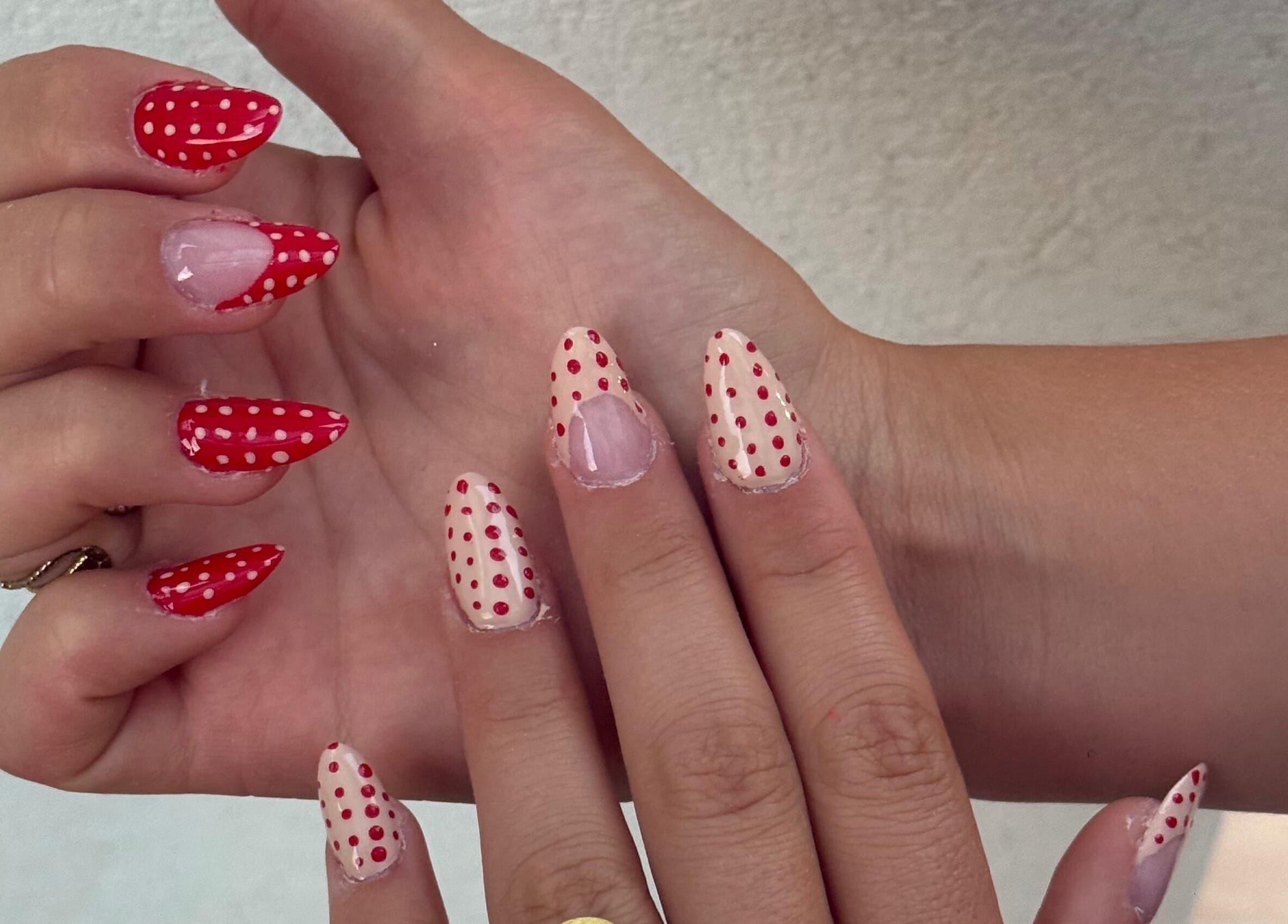 Nail art élégant à pois rouges de Sunails à Port-saint-louis-du-rhône, Provence-alpes-côte D'azur, FR.