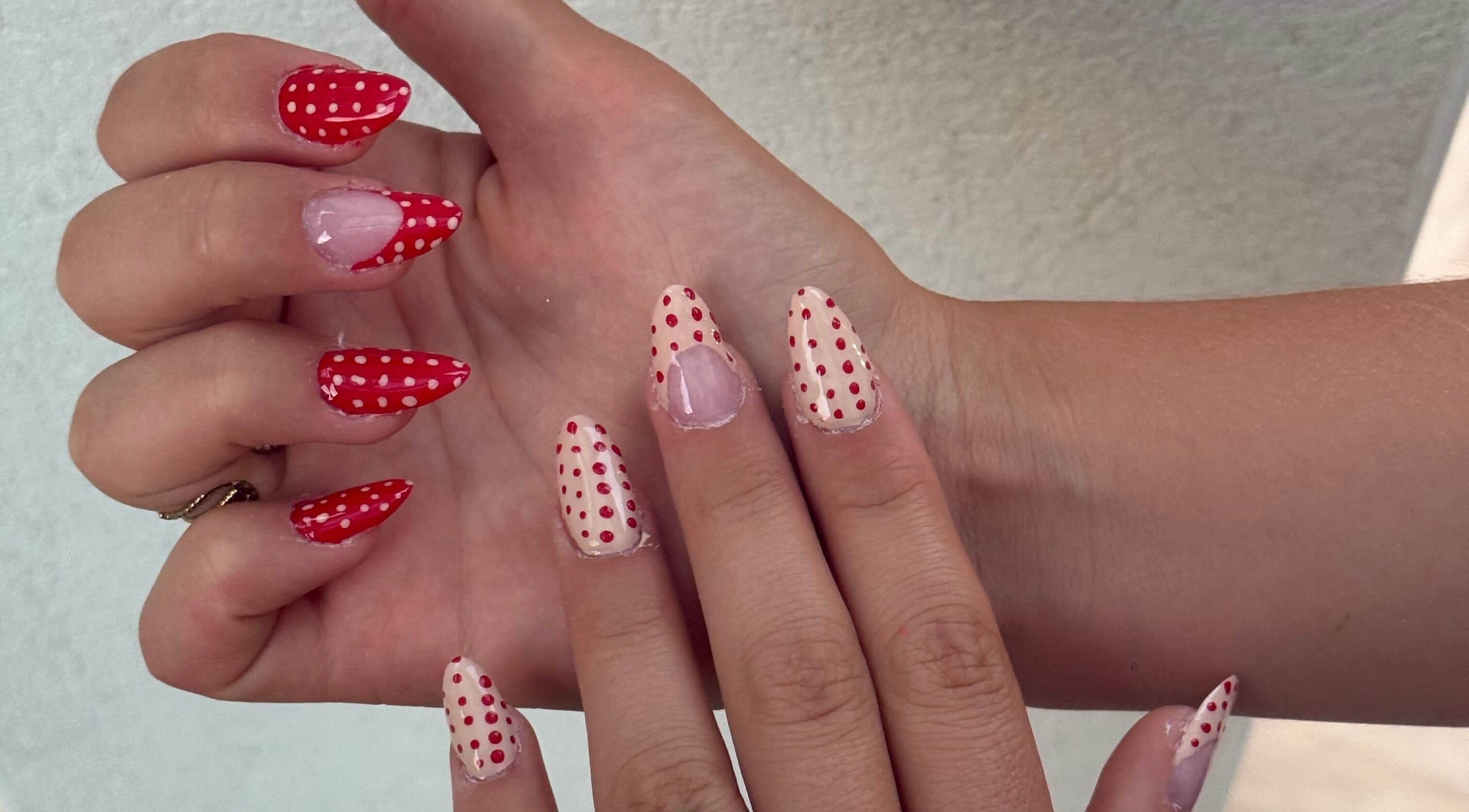 Nail art élégant à pois rouges de Sunails à Port-saint-louis-du-rhône, Provence-alpes-côte D'azur, FR.