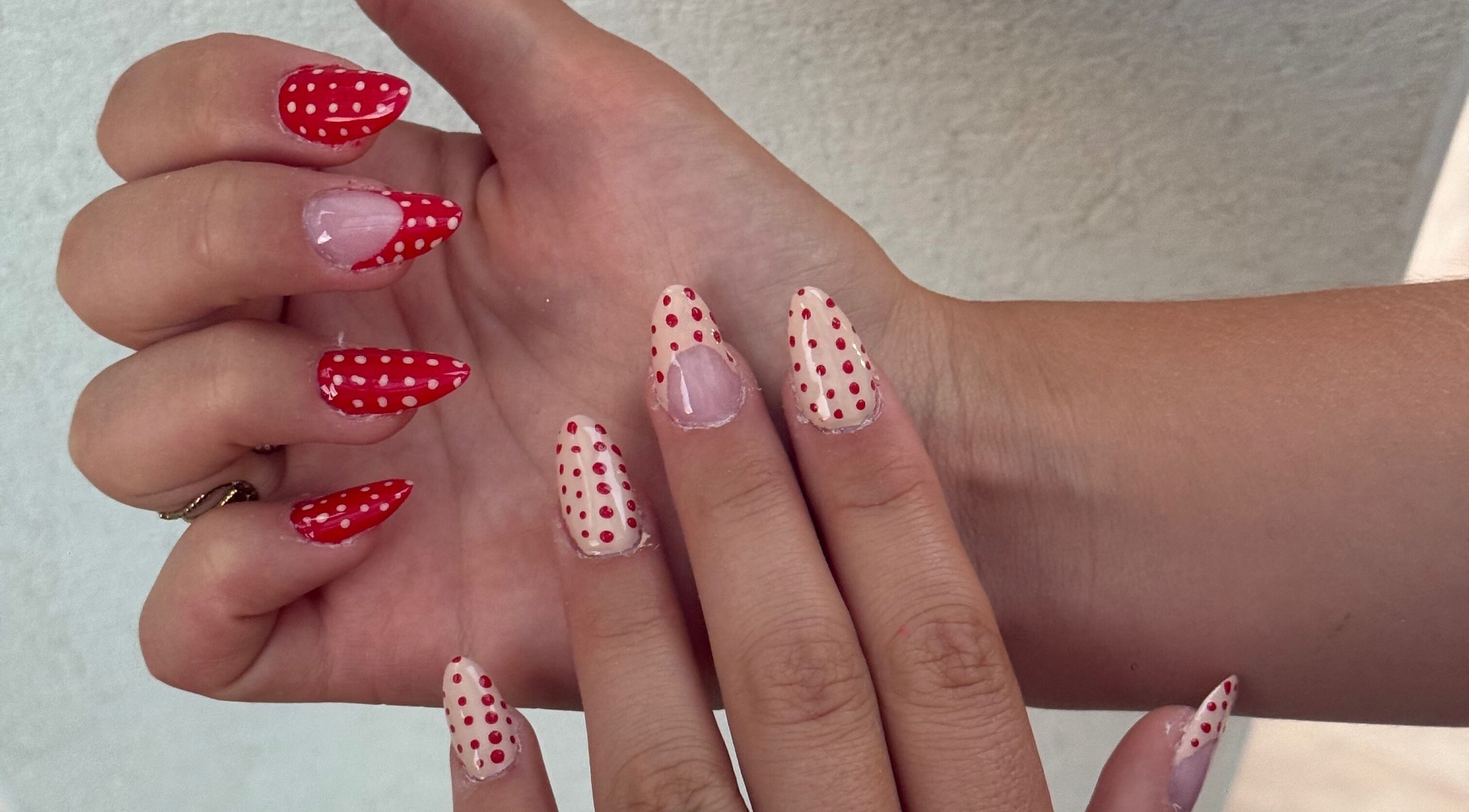 Nail art élégant à pois rouges de Sunails à Port-saint-louis-du-rhône, Provence-alpes-côte D'azur, FR.