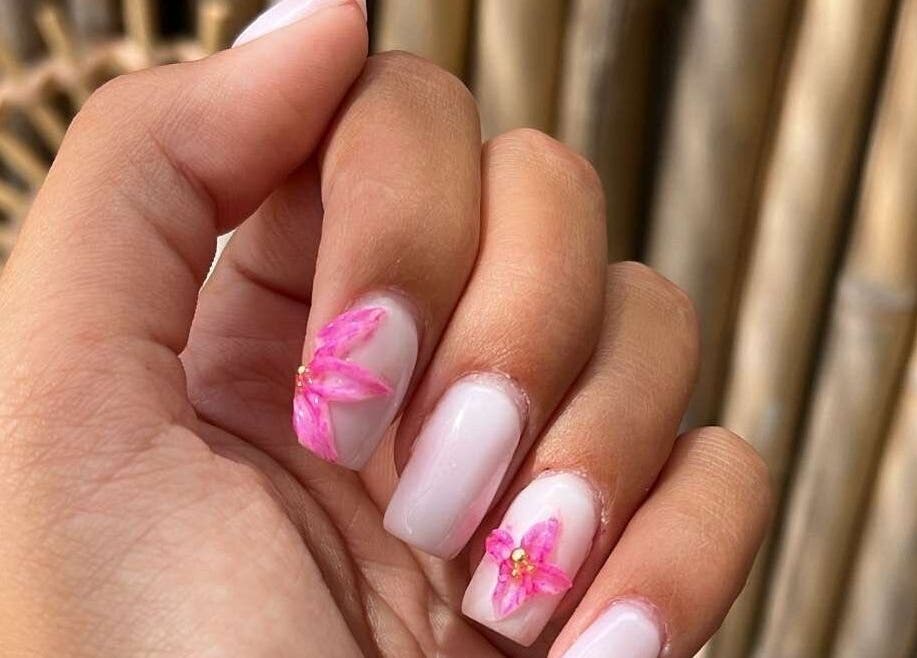 Manucure florale élégante à Sunails, Port-saint-louis-du-rhône, Provence-alpes-côte D'azur, FR.