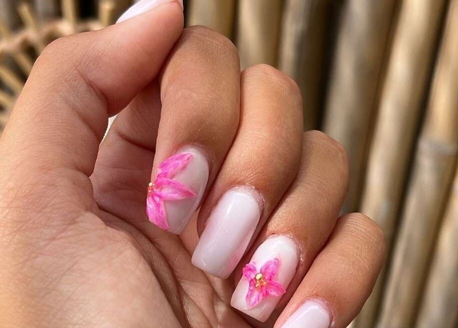 Manucure florale élégante à Sunails, Port-saint-louis-du-rhône, Provence-alpes-côte D'azur, FR.