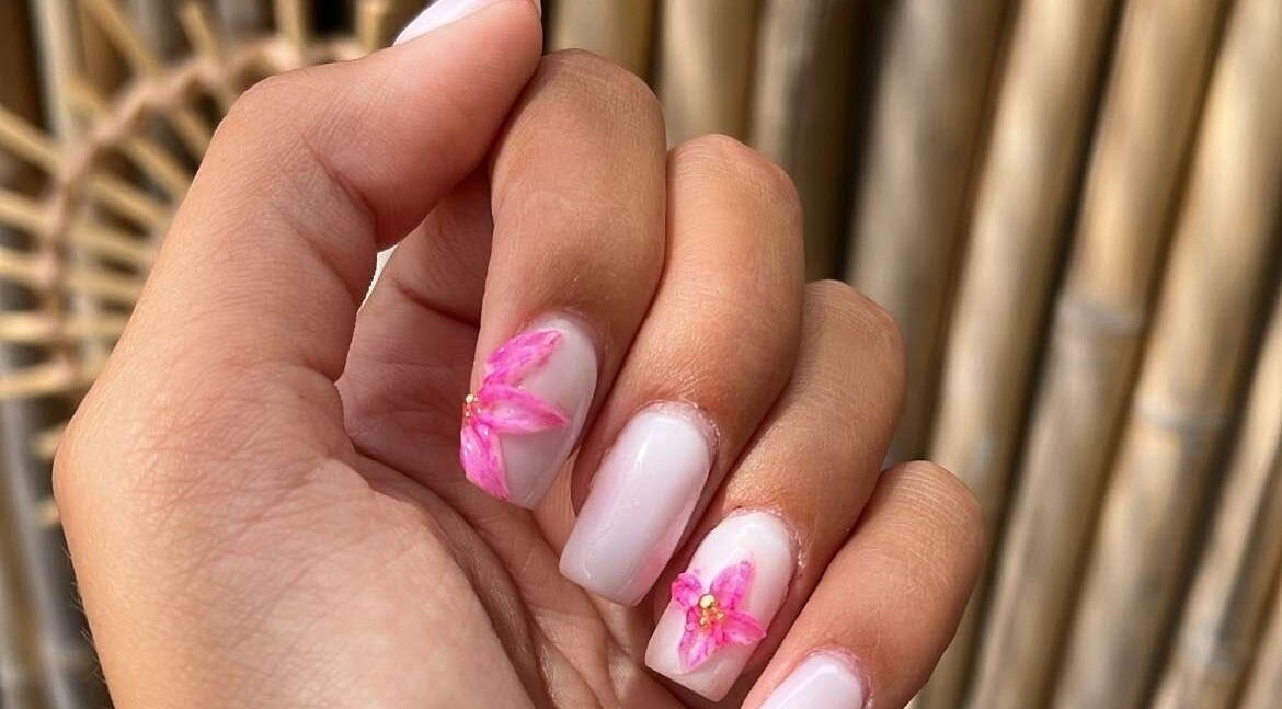 Manucure florale élégante à Sunails, Port-saint-louis-du-rhône, Provence-alpes-côte D'azur, FR.