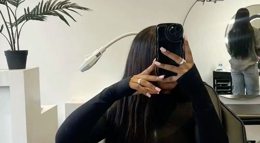 Interno moderno di Bratzi Stylist a Valdobbiadene, Veneto, IT con cliente davanti allo specchio.