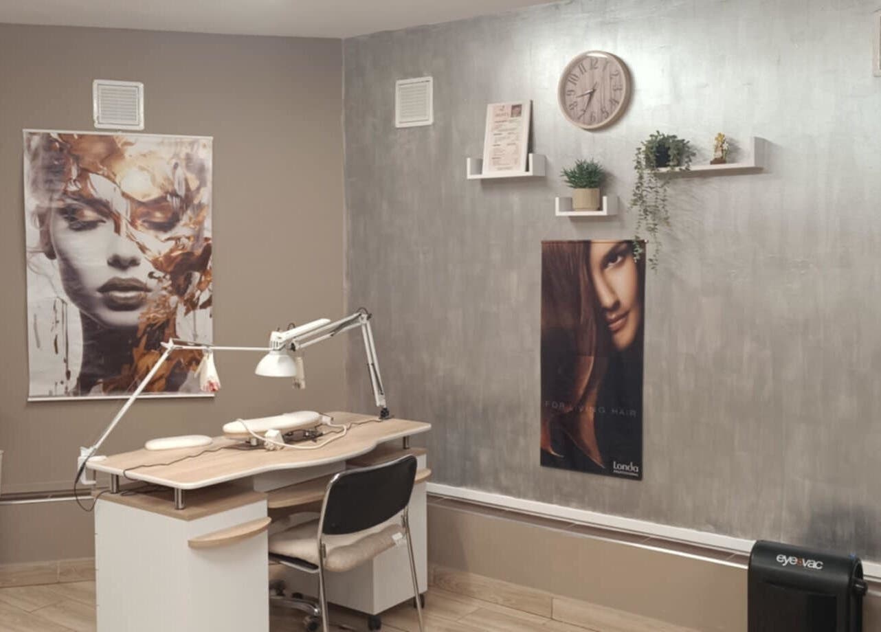 Dina Fodrászat - Szeged elegáns belső térrel, modern bútorokkal és dekorációval, Szeged, HU.