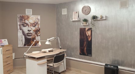 Dina Fodrászat - Szeged elegáns belső térrel, modern bútorokkal és dekorációval, Szeged, HU.