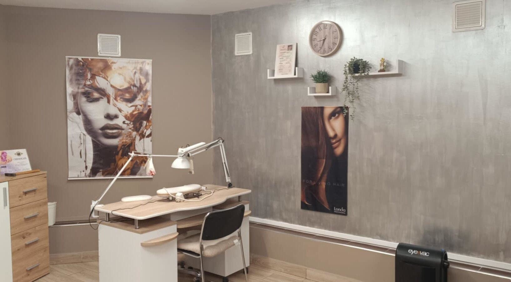 Dina Fodrászat - Szeged elegáns belső térrel, modern bútorokkal és dekorációval, Szeged, HU.