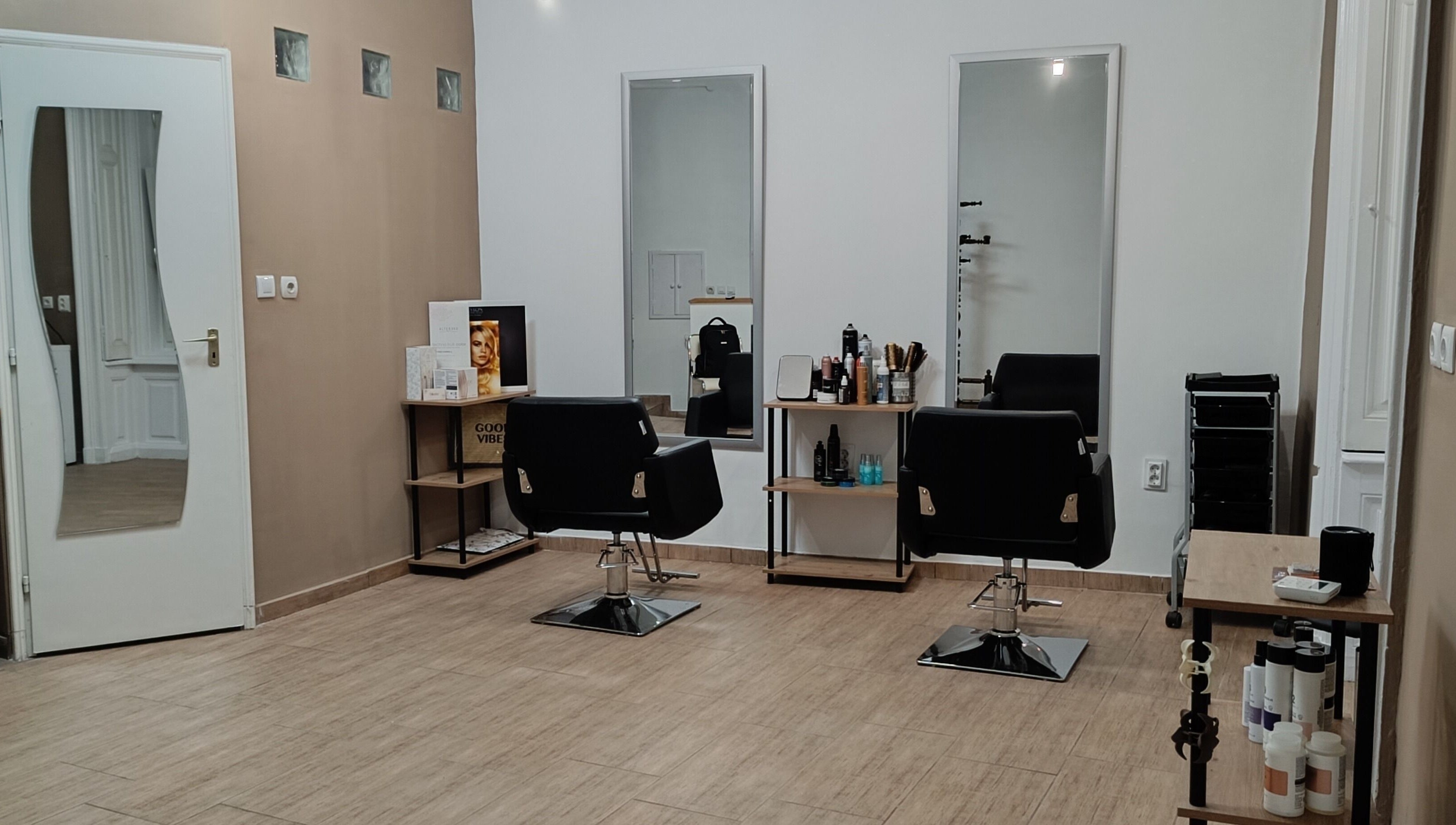 Modern szalon belső tér Dina Fodrászat - Makó városában, Makó, HU.