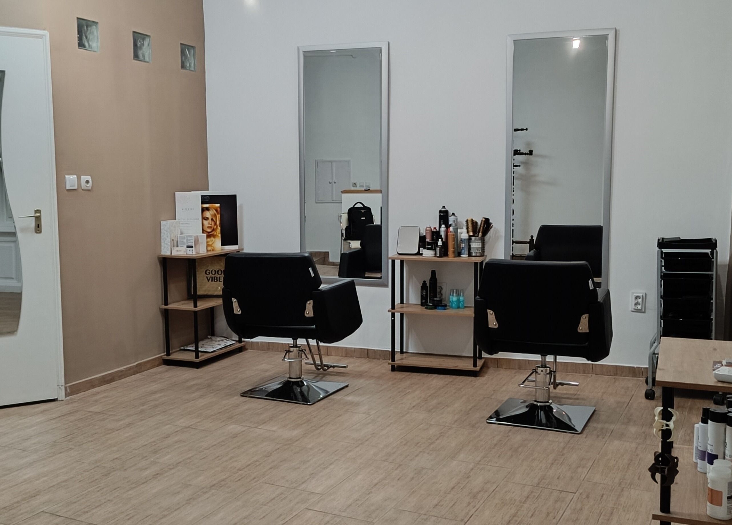 Modern szalon belső tér Dina Fodrászat - Makó városában, Makó, HU.