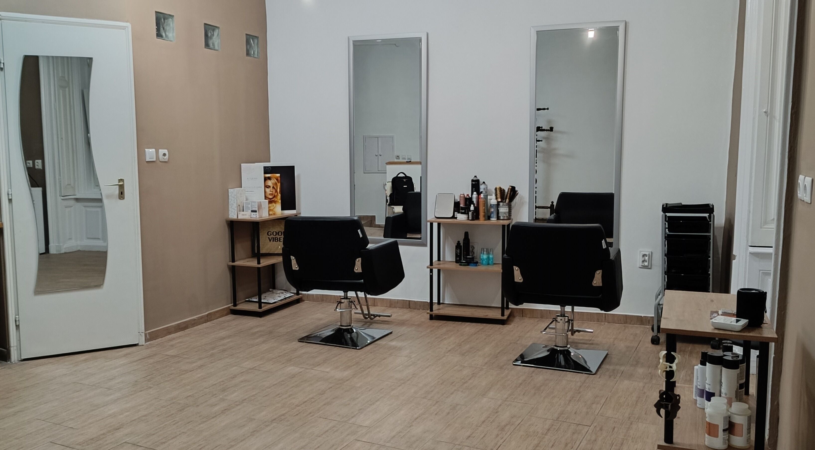 Modern szalon belső tér Dina Fodrászat - Makó városában, Makó, HU.