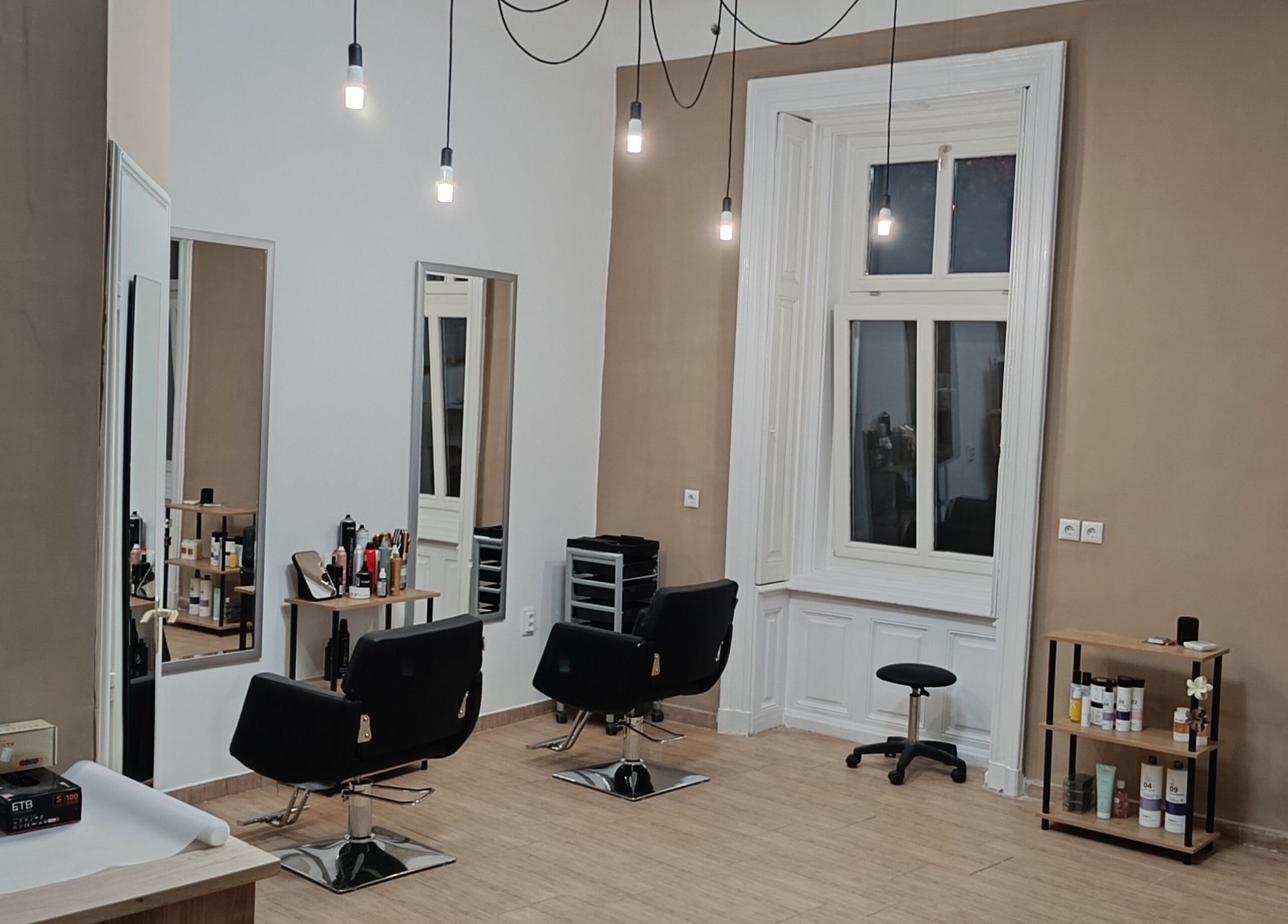 Modern szalon belső a Dina Fodrászat - Makó-ban, Makó, HU, elegáns, világos dizájnnal.