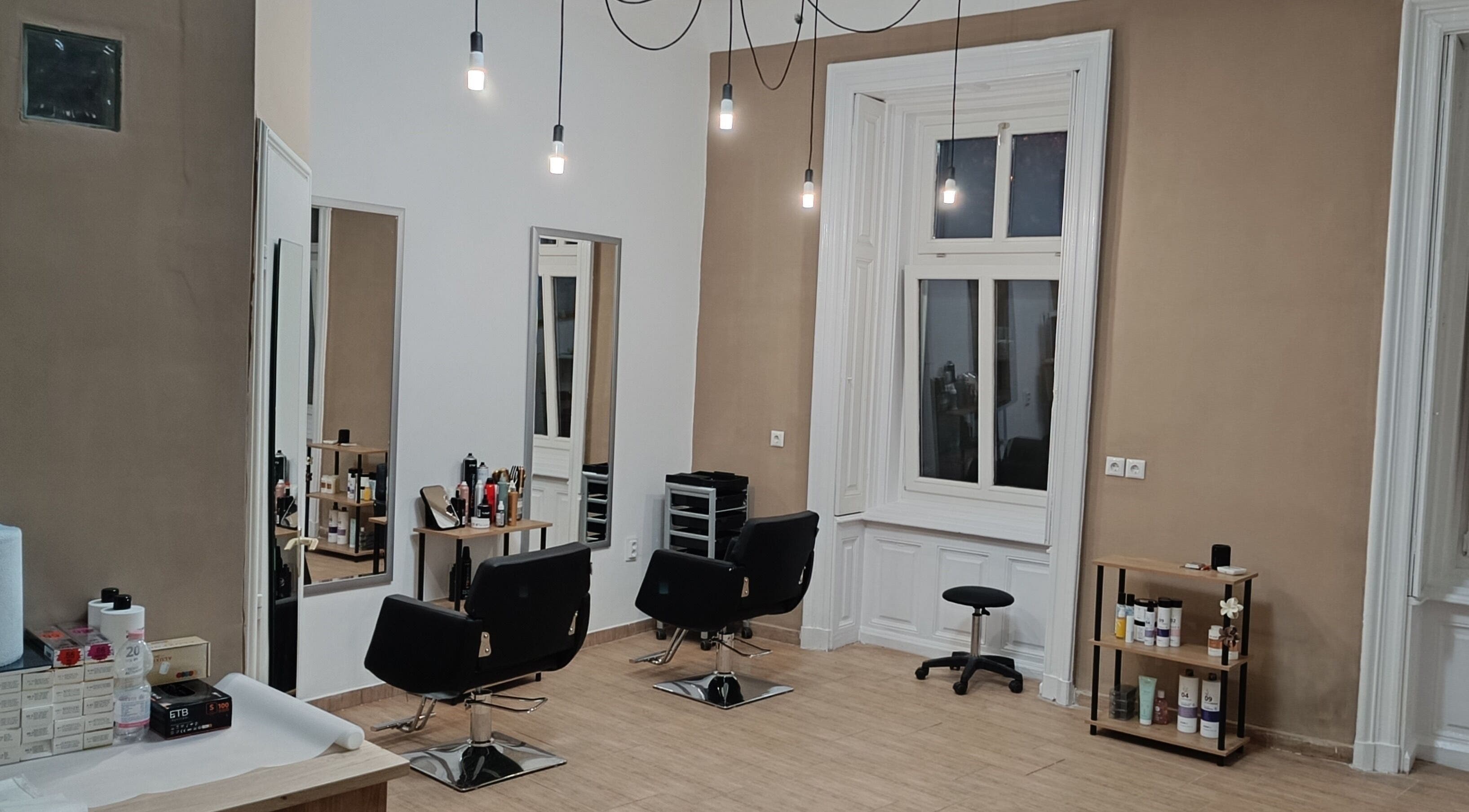 Modern szalon belső a Dina Fodrászat - Makó-ban, Makó, HU, elegáns, világos dizájnnal.