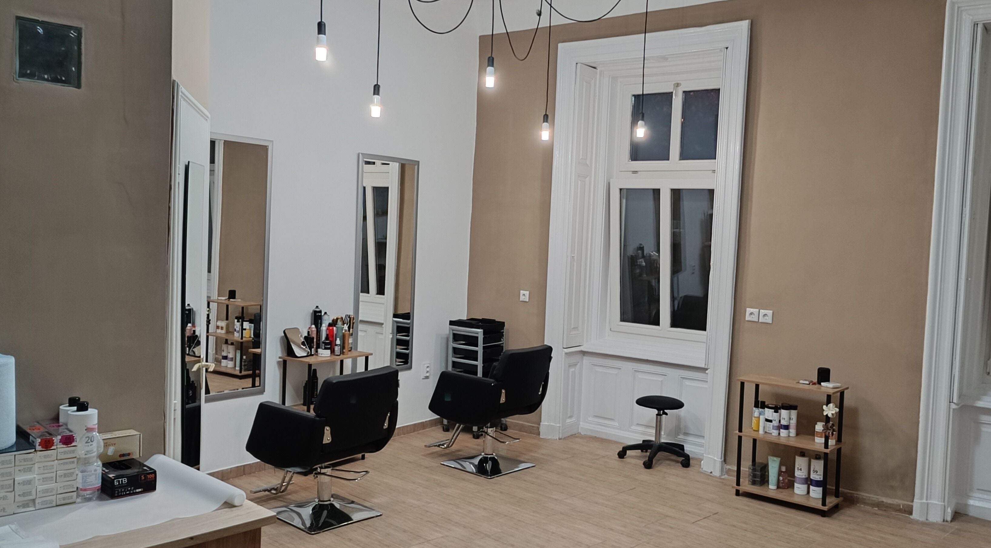 Modern szalon belső a Dina Fodrászat - Makó-ban, Makó, HU, elegáns, világos dizájnnal.