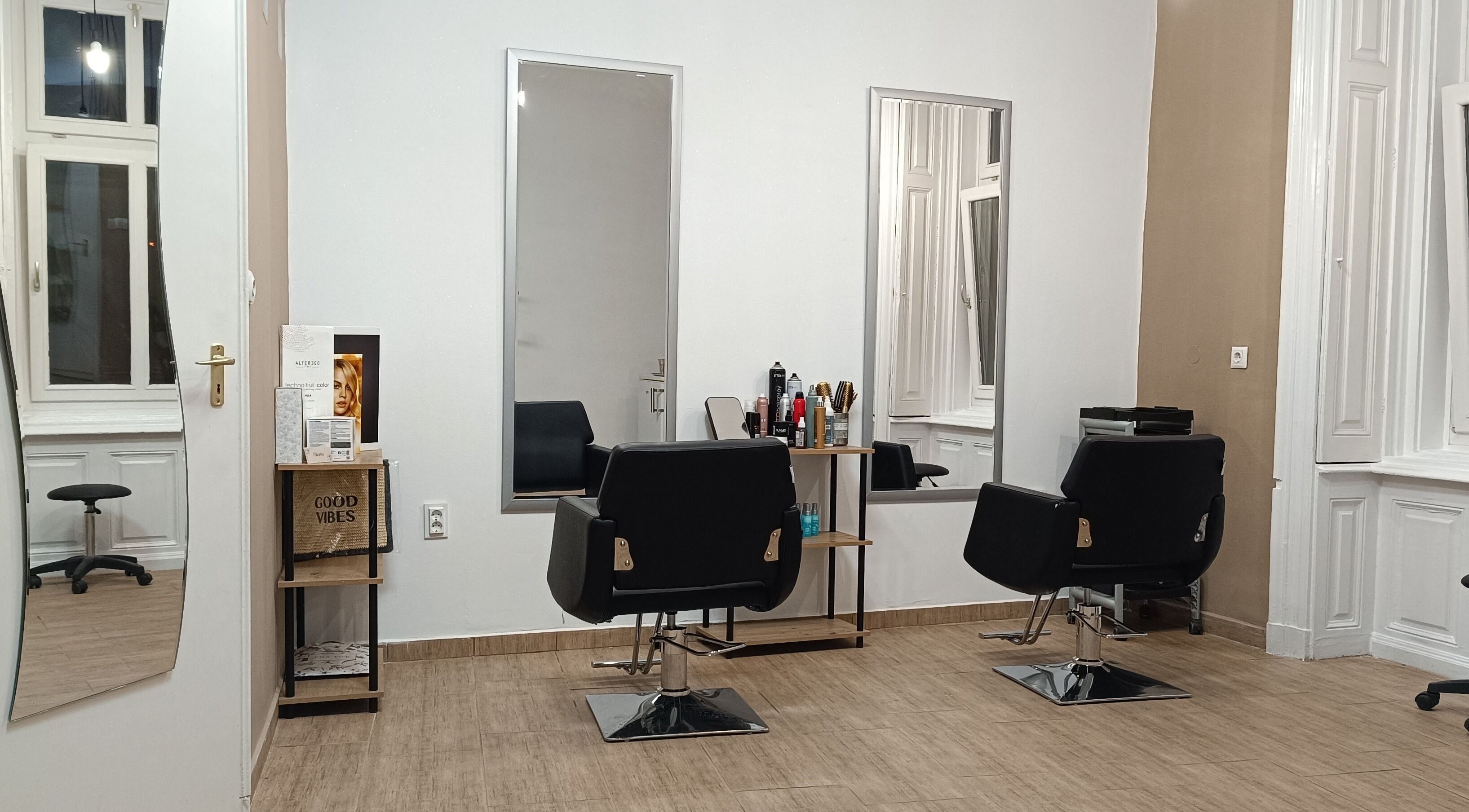 Modern szaloninterior a Dina Fodrászat - Makó szalonban, Makó, HU.