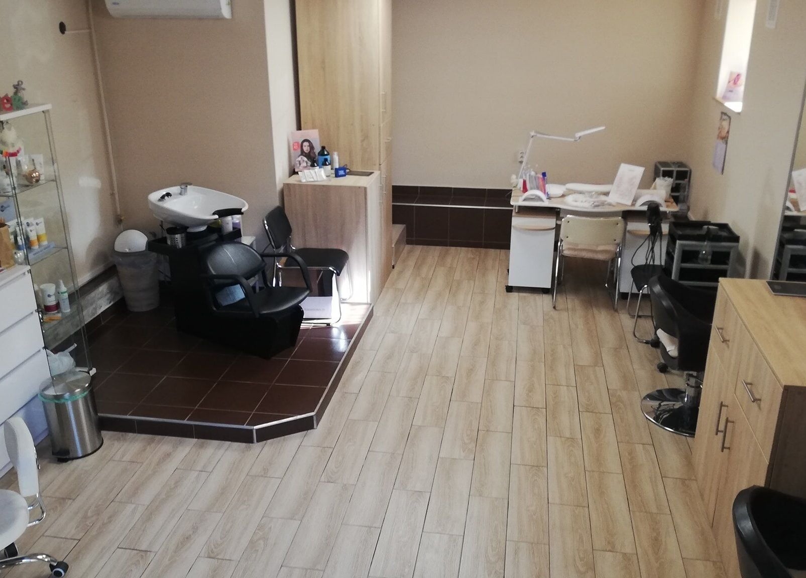 Dina Fodrászat - Makó szalon beltér, modern bútorokkal. Cím: Makó, HU.