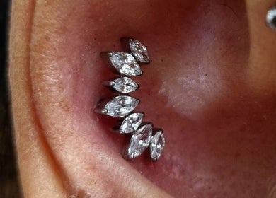Piercing elegante all'orecchio con pietre brillanti da Sara Dacrema Piercer, Ovada, Piemonte, IT.