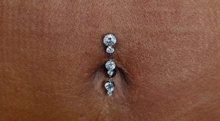 Piercing ombelico con cristalli scintillanti da Sara Dacrema Piercer, Ovada, Piemonte, IT.