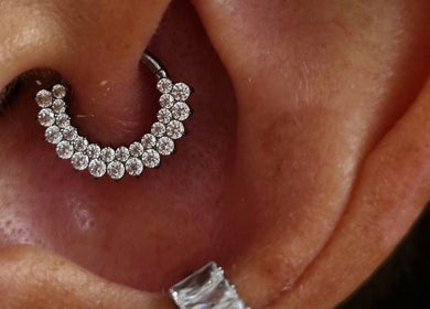 Elegante piercing all'orecchio con diamanti, creato da Sara Dacrema Piercer, Ovada, Piemonte, IT.
