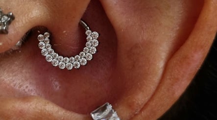 Elegante piercing all'orecchio con diamanti, creato da Sara Dacrema Piercer, Ovada, Piemonte, IT.