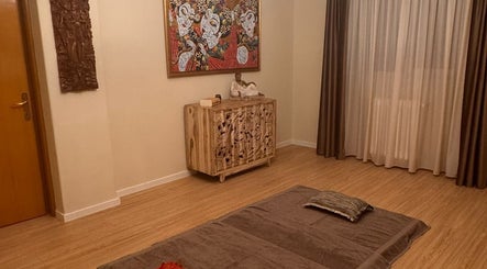Cozy relaxation room at Taksu SPA featuring cultural art in București, București, RO.